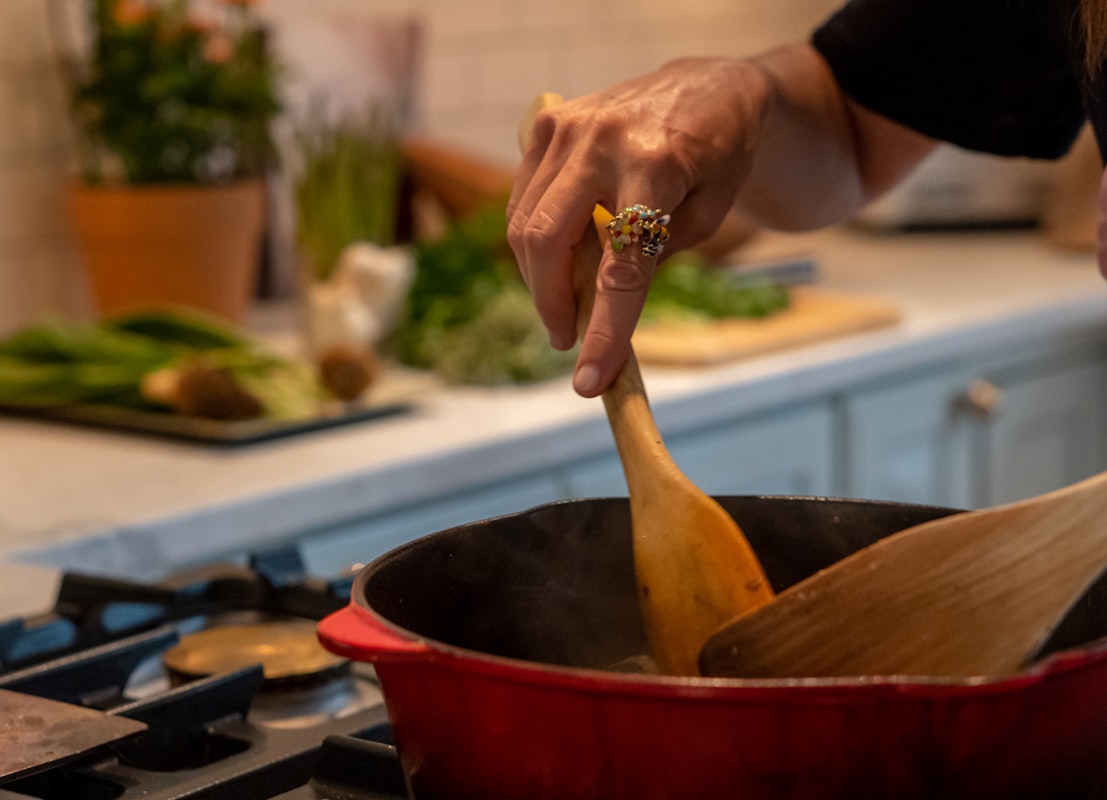 Färgglad grönsaksskål med quinoa och gröna bönor